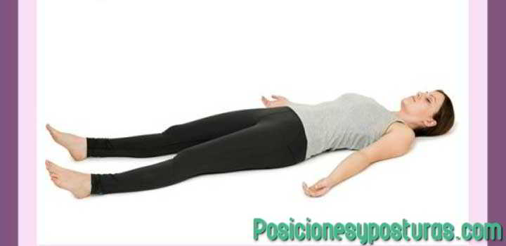 postura de yoga savasana